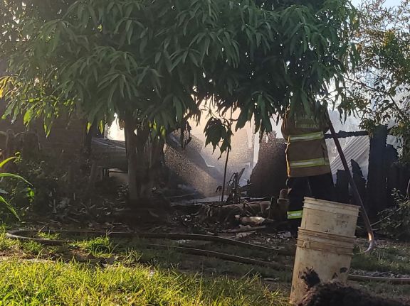 Se incendió una casa en Candelaria, un vecino rescató a una pareja de ancianos