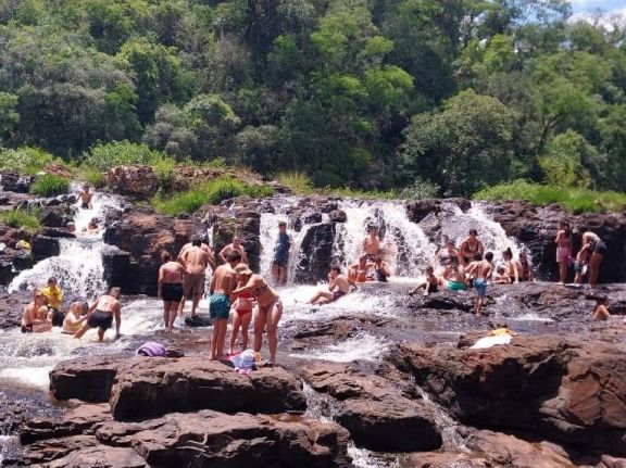 Cientos de familias disfrutaron la naturaleza y aplacaron el calor en los Saltos del Tabay