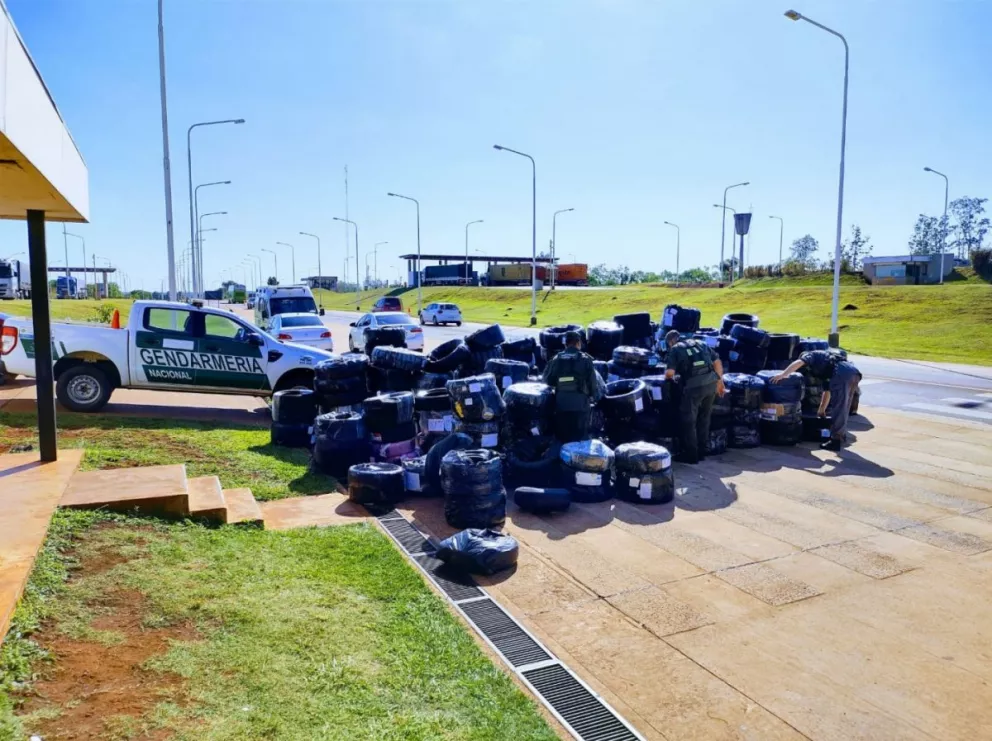 Gendarmería incautó más de 300 neumáticos de contrabando en San José