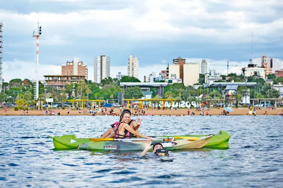 El kayak como conexión con el río Paraná y el verano