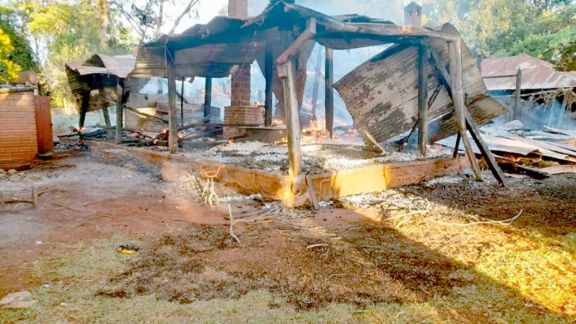 Incendio dejó daños totales en la vivienda de una familia