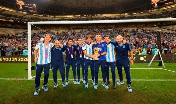 Un integrante del cuerpo técnico de Scaloni dejó su cargo tras el título de la selección argentina