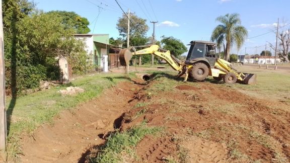 Realizan limpieza y mantenimiento de desagües y canales en Santo Tomé