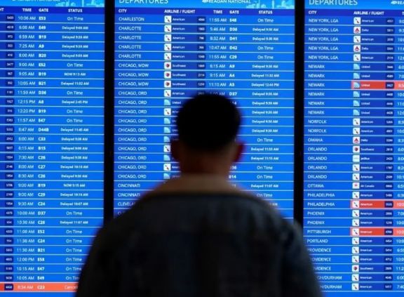 Caos en EEUU: suspendieron todos los vuelos del país por una falla informática
