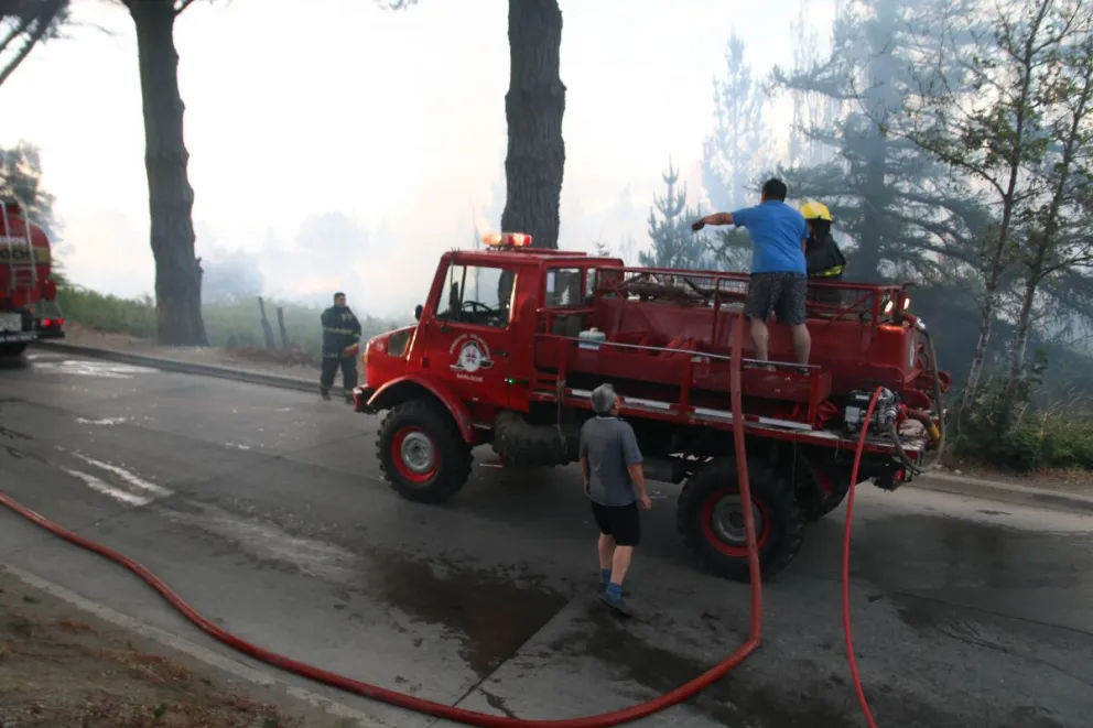 Voraz incendio en un predio del Tren Patagónico en Bariloche