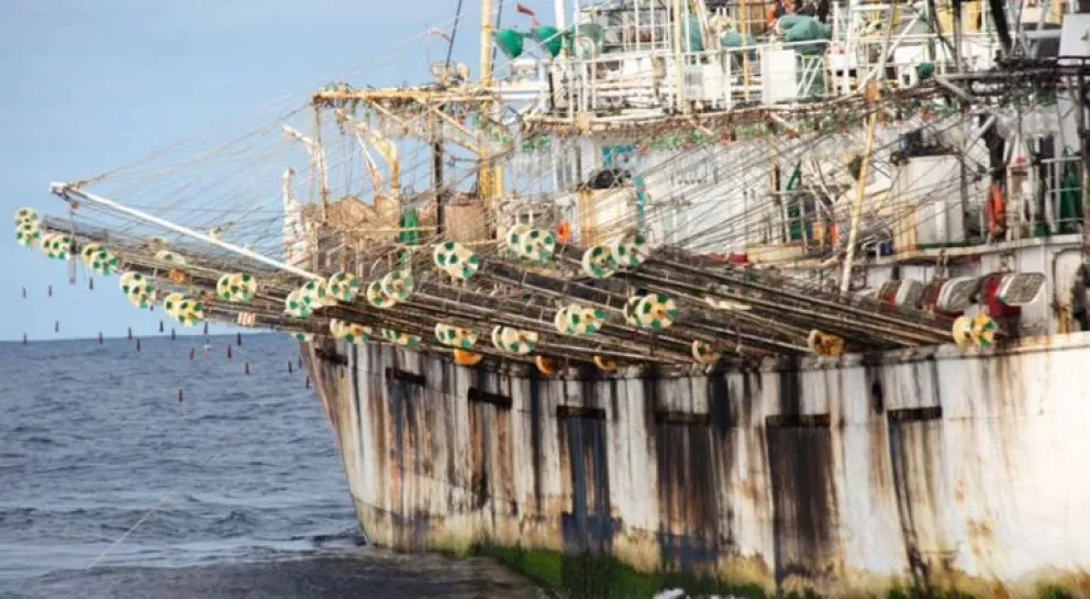 Pesqueros chinos apagaron sistemas de rastreo durante más de 600 mil horas para depredar aguas argentinas