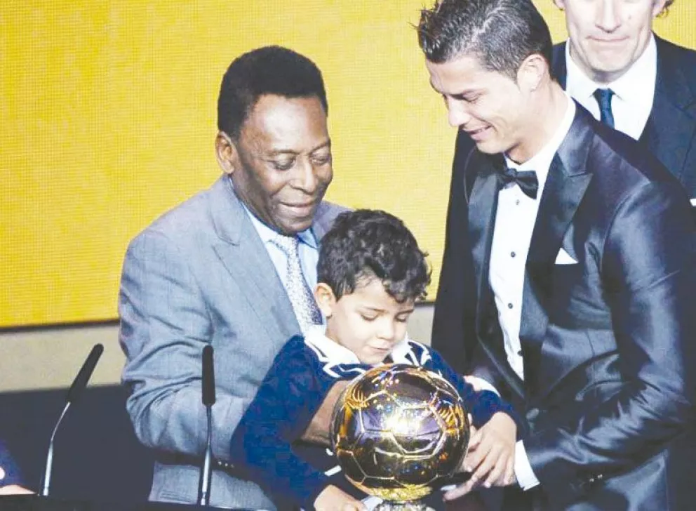 Cristiano Ronaldo vendió uno de sus Balones de Oro...¡el que le entregó Pelé! 