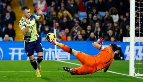 Dibu Martínez y Emiliano Buendía, claves en el triunfo de Aston Villa ante Leeds 