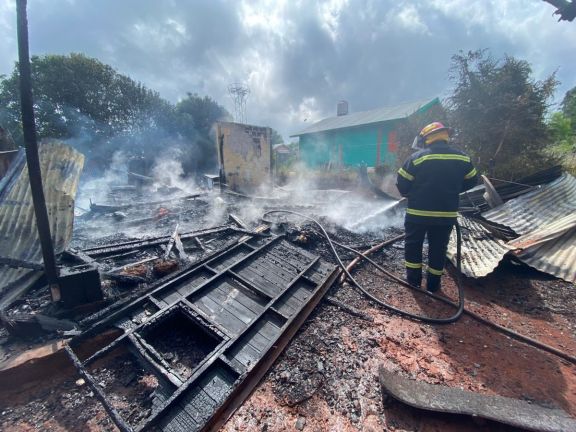 Una familia quedó en la calle tras incendio en Ameghino, con baldes los vecinos salvaron otras casas