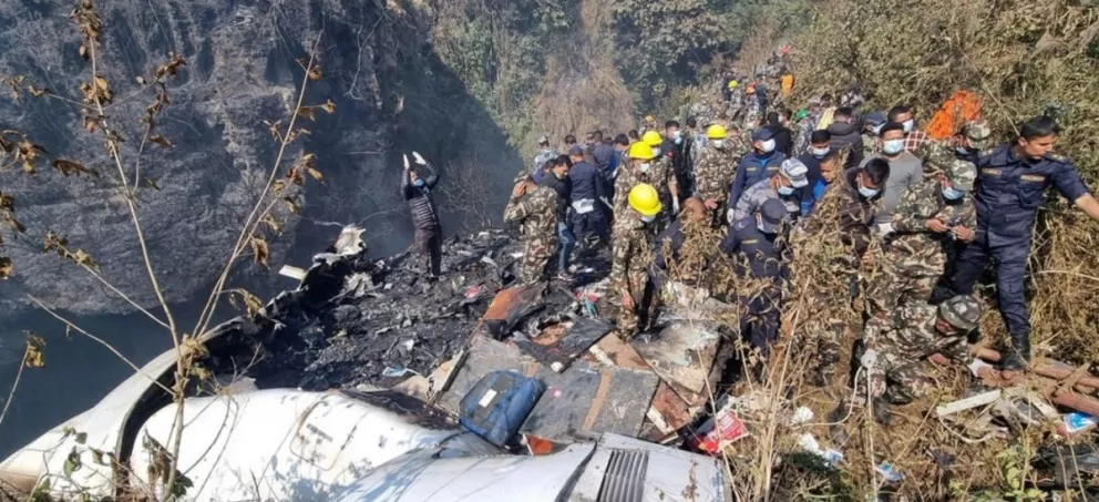 Se estrelló un avión en Nepal: al menos 67 muertos y entre los pasajeros había un argentino
