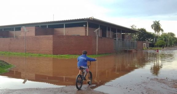 Intensa lluvia provocó inundaciones en algunos barrios de Iguazú