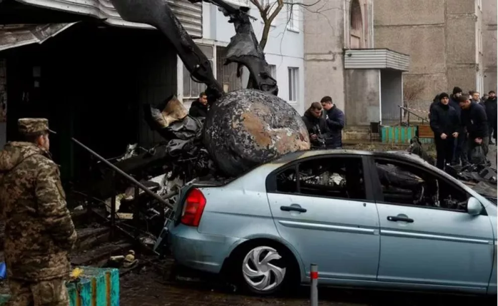 Un helicóptero se estrelló cerca de un jardín de niños en Ucrania: hay al menos 18 muertos