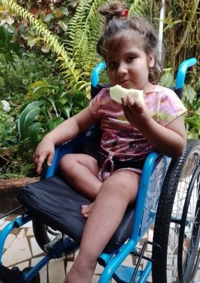 Iguazú: niña discapacitada debe mudarse a una casa sin concluir porque sus padres no pueden pagar alquiler