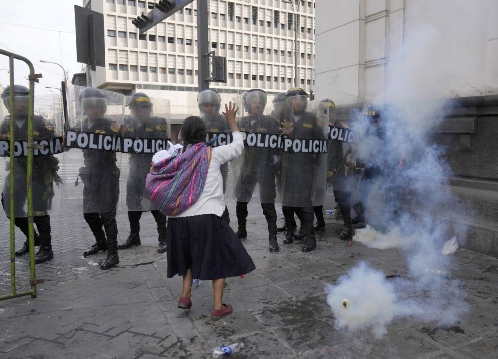 La tensión en Perú no cesa y las calles son un campo de batalla entre manifestantes y policías