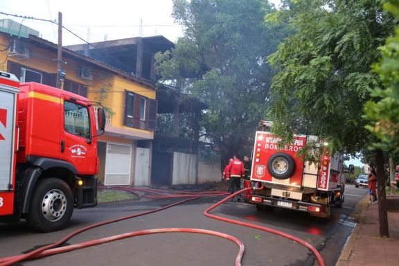 Susto en el barrio Rocamora de Posadas por el incendio de un edificio en construcción