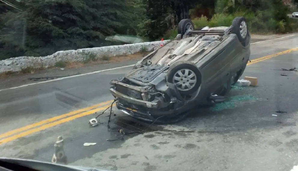 Perdió el control de su auto y volcó en el acceso a cerro Tronador