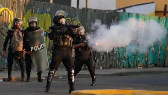 Perú confirma la primera muerte en Lima, tras violentas protestas contra el Gobierno