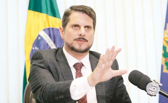 Brasil: un senador denunció presiones para dar un golpe