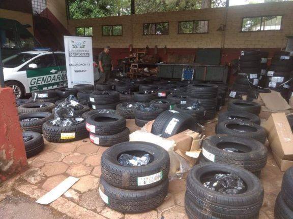 Secuestraron millonaria carga de neumáticos de contrabando en Puerto Iguazú