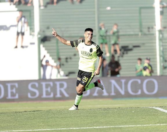 Barracas Central venció a Sarmiento en un partido lleno de goles y polémicas