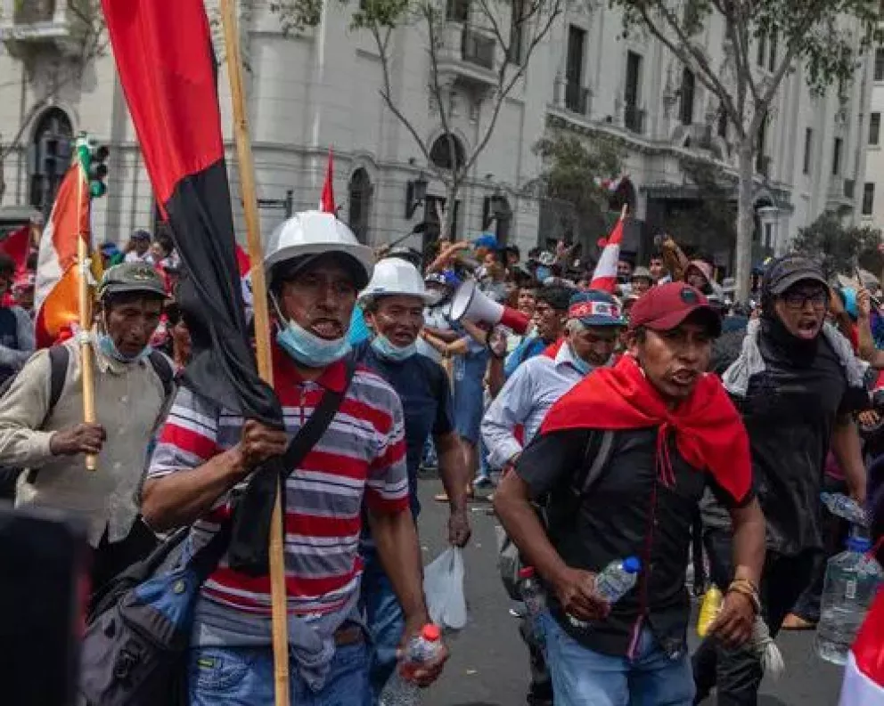 Perú declaró el estado de emergencia en 7 regiones: militares y policías tomaron el control del orden público
