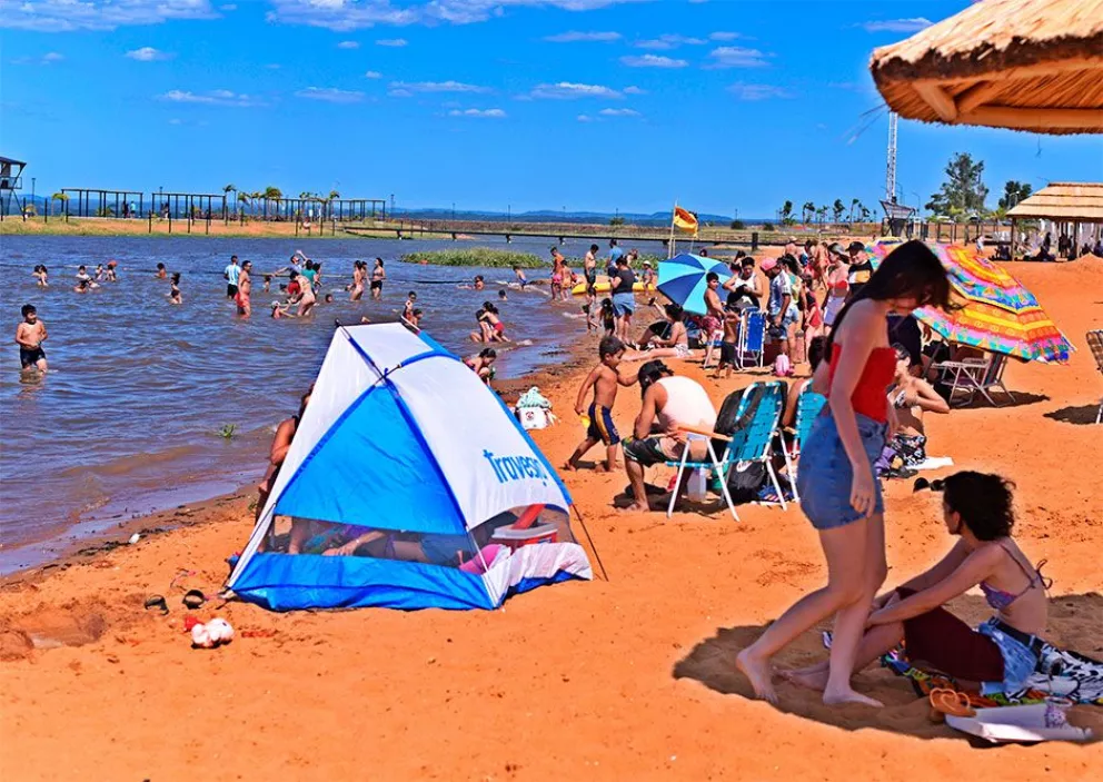 Turistas destacan los precios accesibles en las playas de Posadas 
