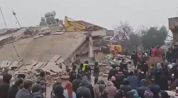 Un segundo terremoto volvió a sacudir Turquía tras el devastador sismo que dejó más de 1700 muertos