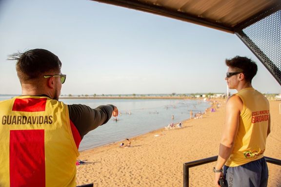 Asisten a niños perdidos y rescatan a remeros en las playas de Posadas
