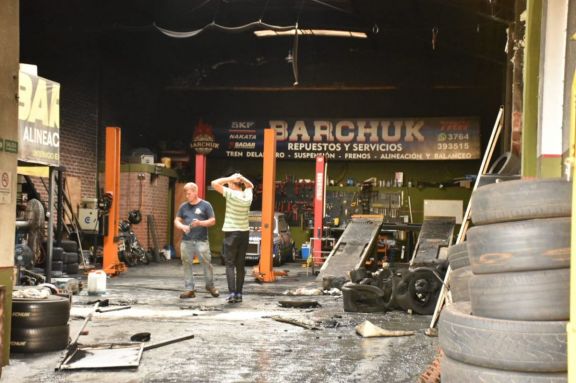 Incendio afectó parte de un taller mecánico sobre la avenida Uruguay de Posadas