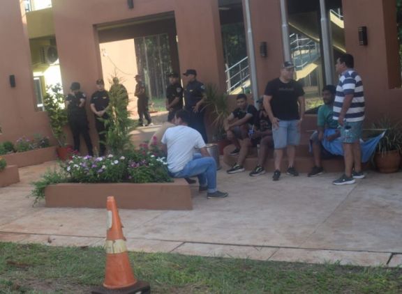 Empleados municipales piden reincorporación en Santo Pipó