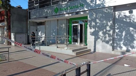 Rosario: balearon una sucursal del Banco de Santa Fe