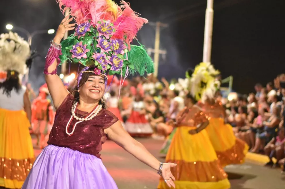 Ritmo, baile y diversión en la segunda noche de los carnavales posadeños
