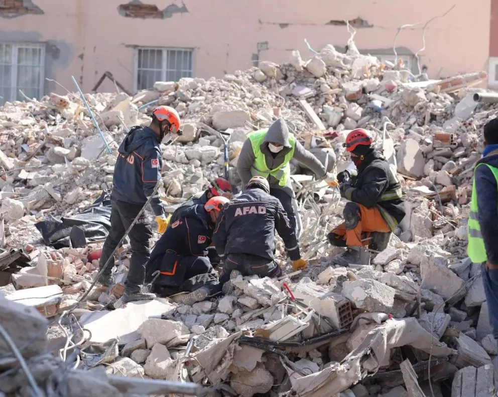 Cascos blancos argentinos rescataron a tres sobrevivientes del terremoto en Turquía: “Fue una alegría enorme”