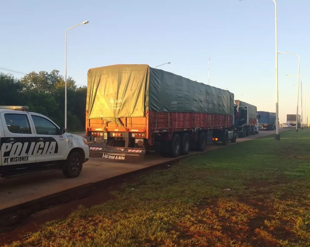 La Policía secuestró siete camiones cargados con granos cuando intentaban ingresar irregularmente a la provincia
