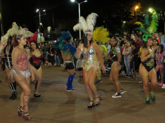 Puerto Libertad festejo los carnavales con desfile de comparsas y shows musicales