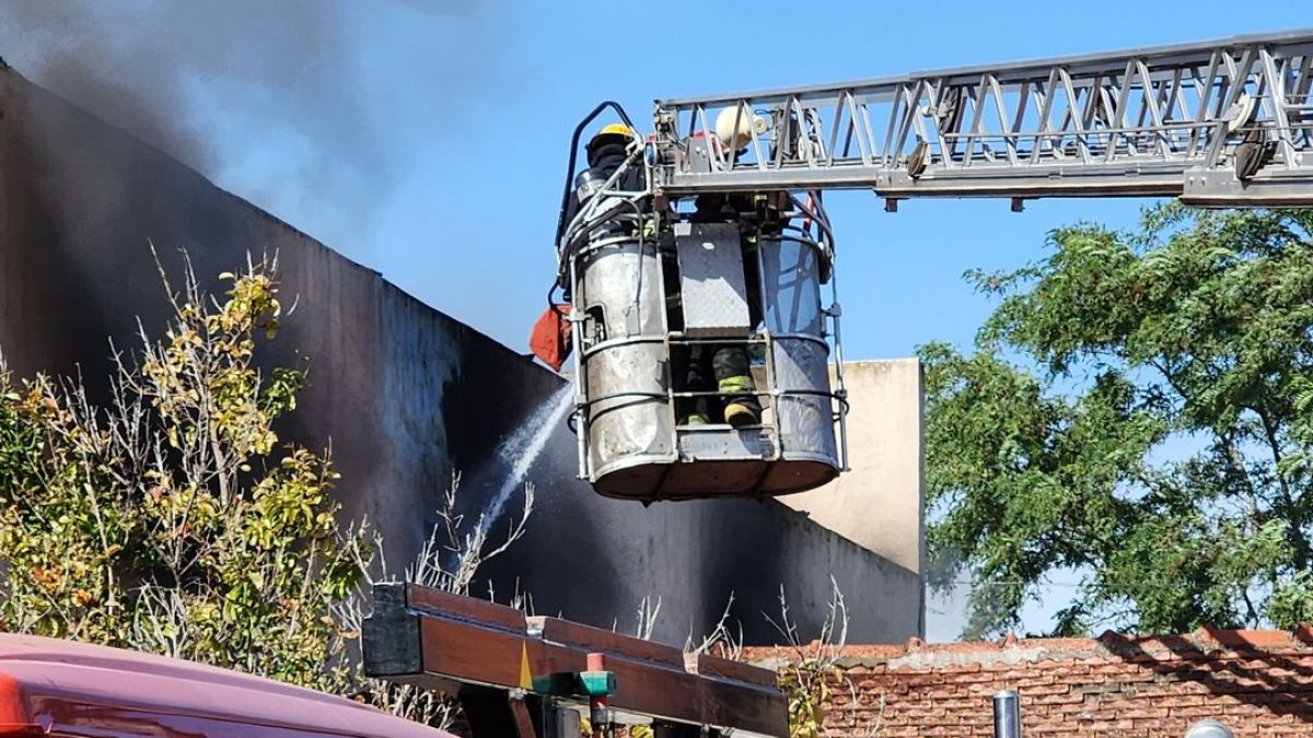  Miguel Suárez: “Fue un incendio muy dificil por el material existente ”