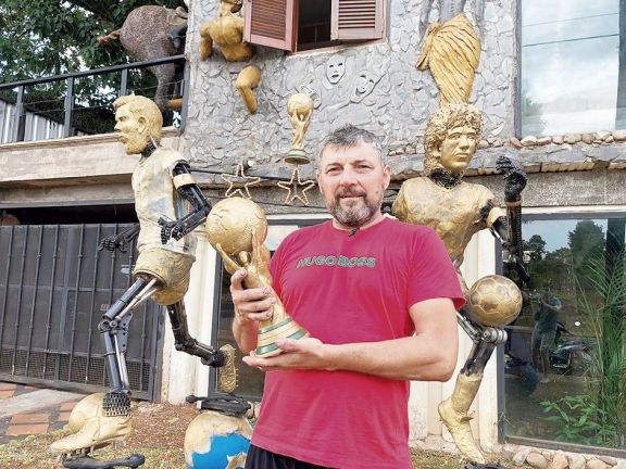 Messi y Maradona, inmortalizados en esculturas locales