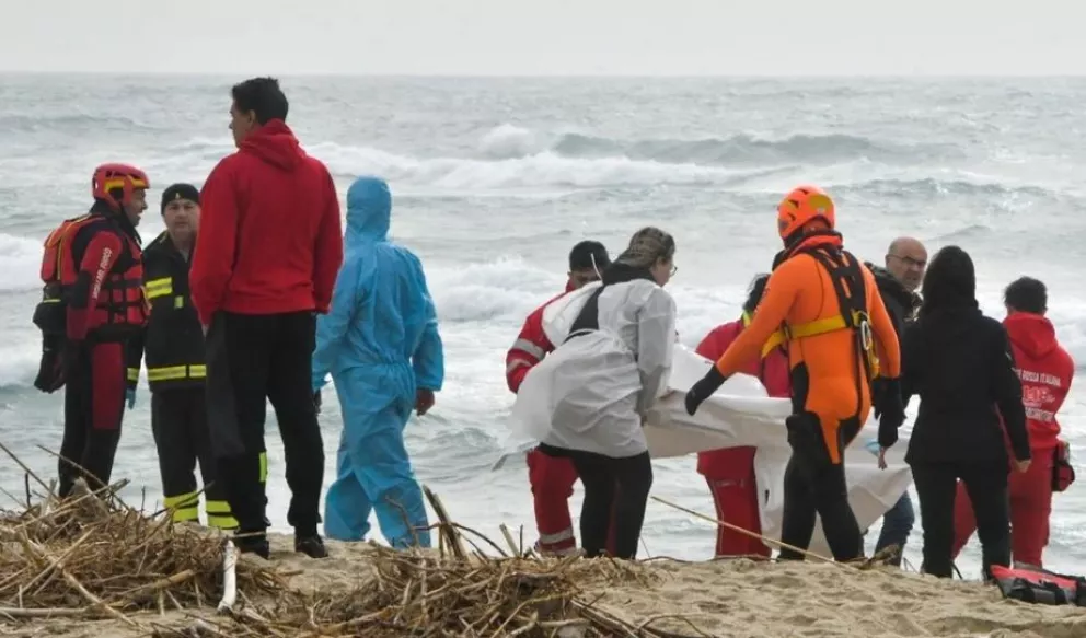 Italia: más de 40 muertos al naufragar un barco de migrantes 