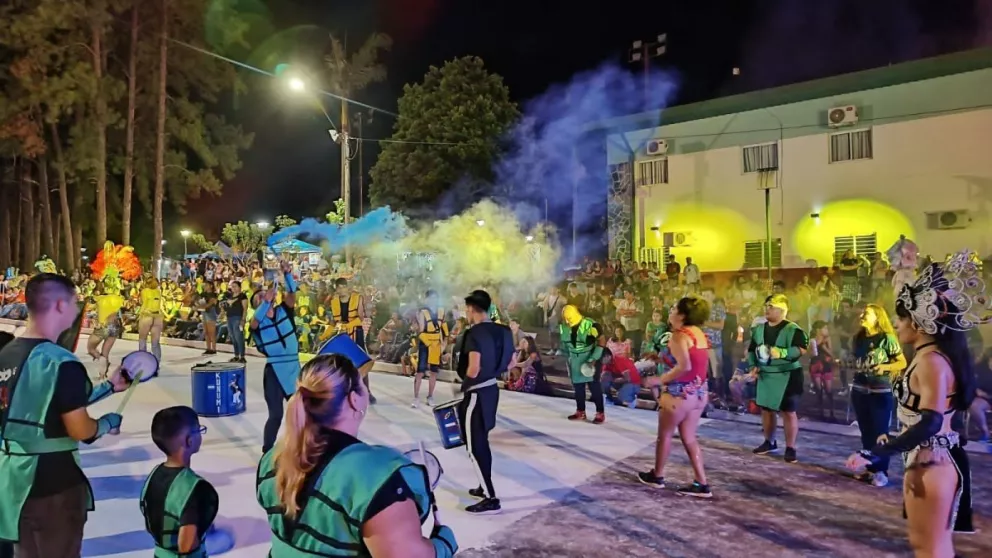 Puerto Leoni brilló con el carnaval a puro ritmo y alegría