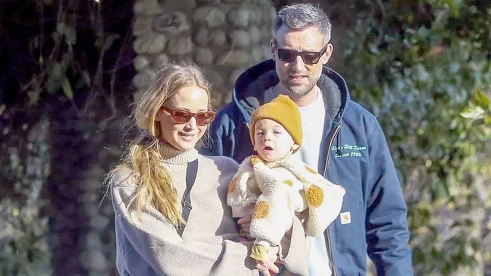 Jennifer Lawrence sale  de paseos en familia