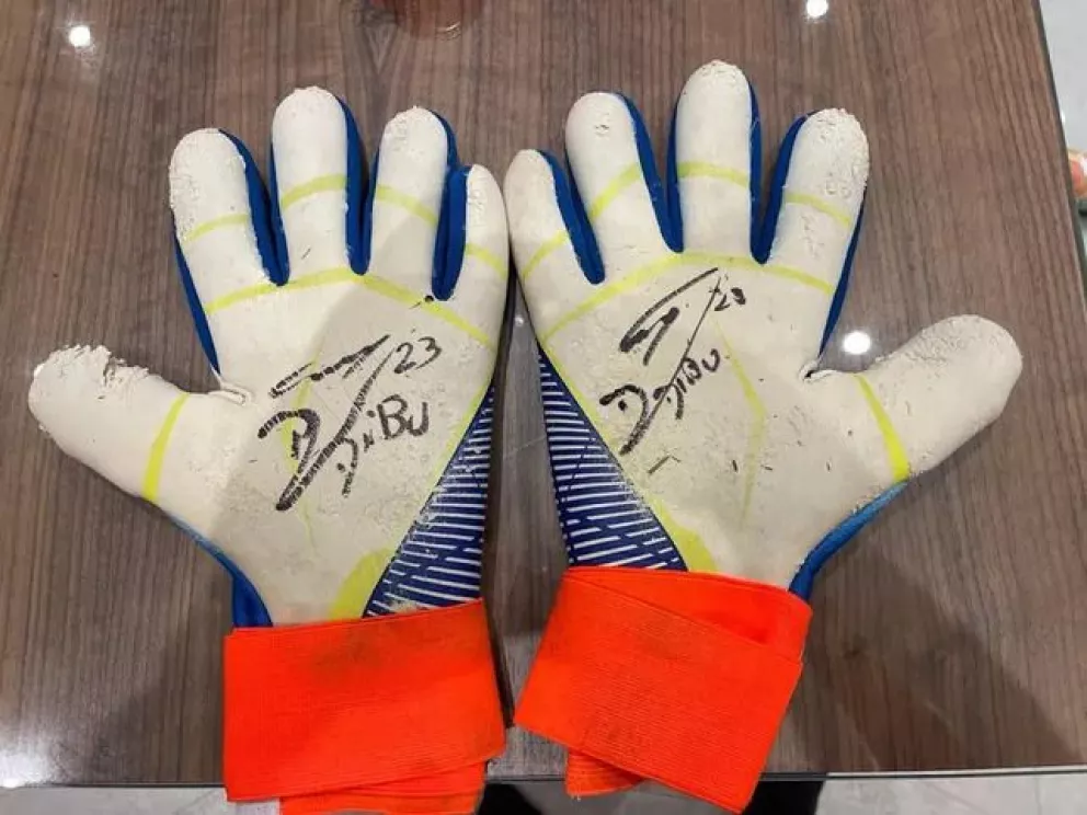 Subastaron por 45.000 dólares los guantes que Dibu Martínez usó en la final del Mundial