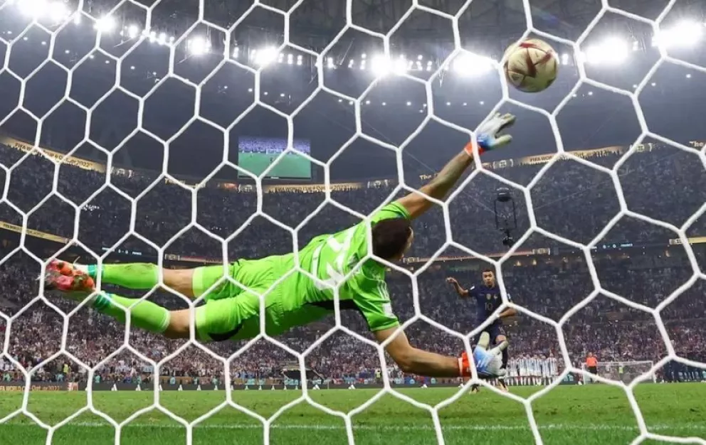 Subastaron los guantes que Dibu Martínez usó en la final del Mundial: cuánto dinero se pagó y qué harán con él