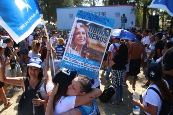 "El pueblo no va a permitir que proscriban a Cristina", aseguró Kicillof en el plenario de la militancia