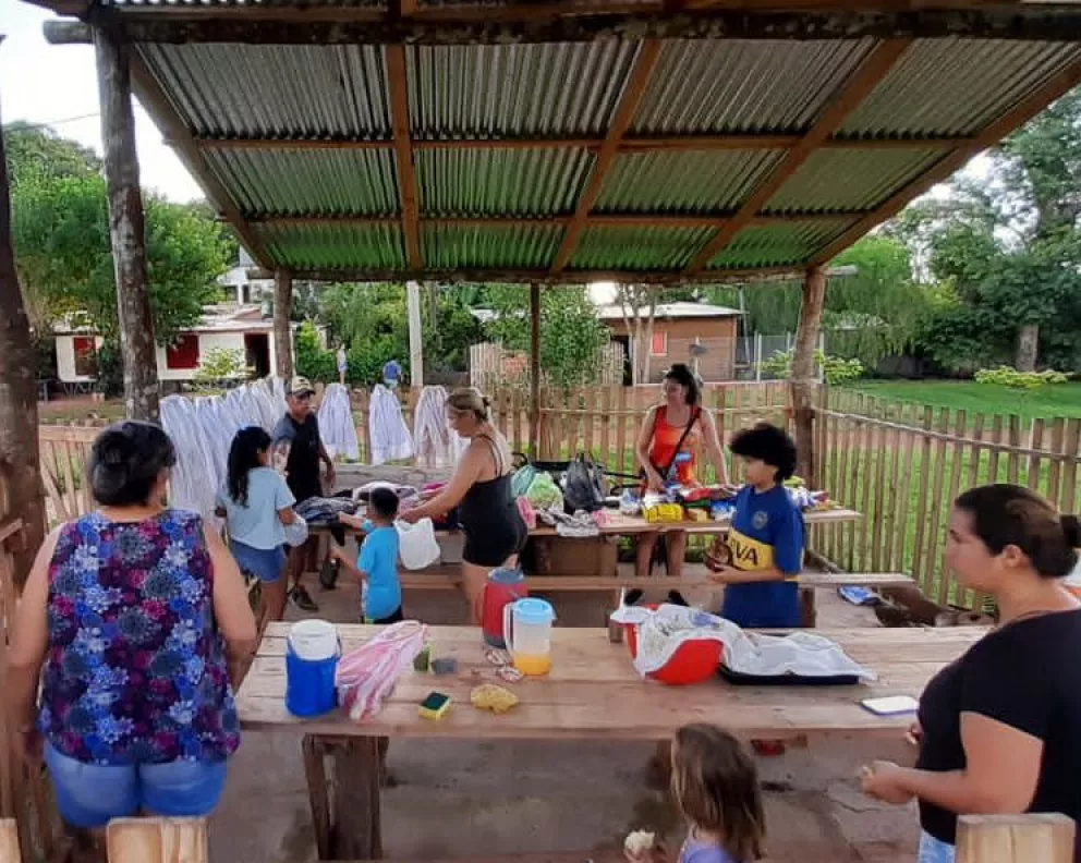 Emotiva jornada solidaria en Jardín América con entrega de alimentos y útiles escolares