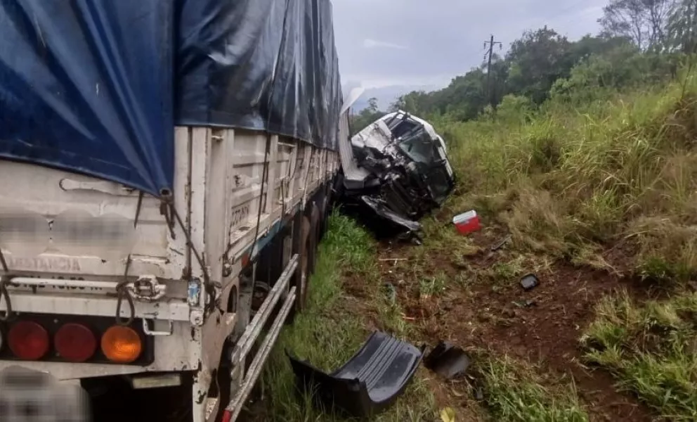 Puerto Piray: camión se despistó y su conductor resultó herido