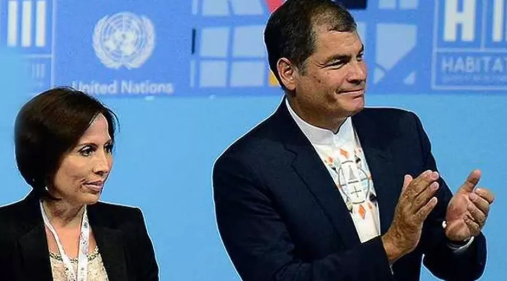 La exministra de Rafael Correa que huyó de Ecuador se esconde en Caracas y solicitará asilo en la Argentina