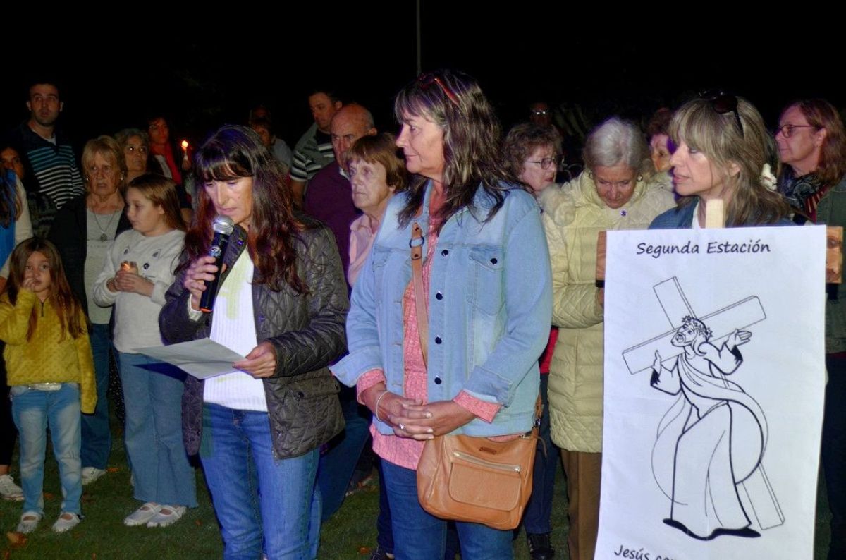  La comunidad católica acompañó a Jesucristo en su Camino a la Cruz