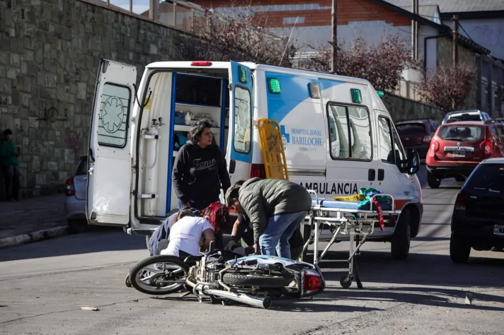 Mujer herida en accidente de moto-auto fue trasladada en ambulancia