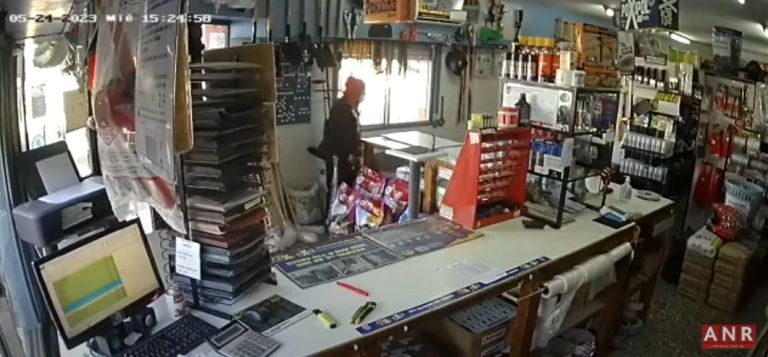 VIDEO: Asalto a mano armada a una ferretería de Roca