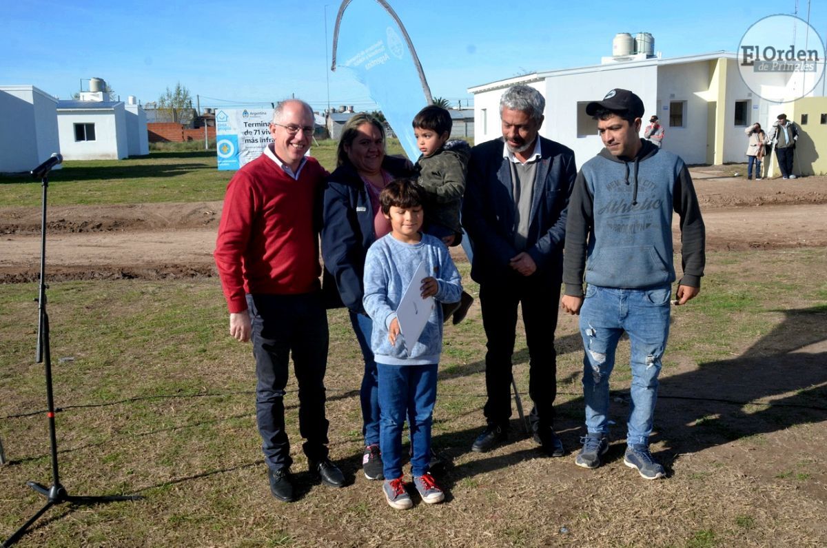 Con la entrega de llaves, 21 familias acceden a sus anheladas viviendas